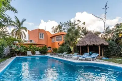 Image de Grande piscine et jardin, situation centrale, Corpus Christi Quartier