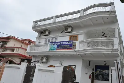 Chambre spacieuse près de l'Académie militaire indienne