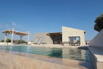 Image de Maison de vacances Spiti Karma - détendez-vous au bord de la piscine avec vue sur la mer, la plaine et les montagnes.