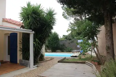 Image de Maison avec jardin et piscine