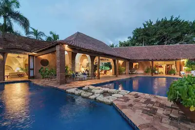 Image de Superbe villa en bord de mer, personnel complet comprenant cuisinier, climatisation, wifi gratuit, piscine, idéal pour les familles!