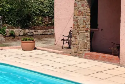 Image de Villa avec Piscine au centre du village typique de Sari