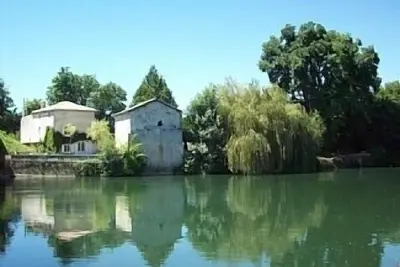 Image de 2 Bedroom Riverside Cottage Nr CognacKayaks, vélos, jacuzzi inclus. 4 personnes.