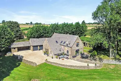 Image de Un 18ème siècle Late Détaché Conversion grange située dans 3 acres Terrain complet avec lac