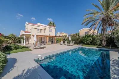 Parfait pour les familles, piscine privée, jardins et balcon avec vue sur la mer. Wifi Gratuit
