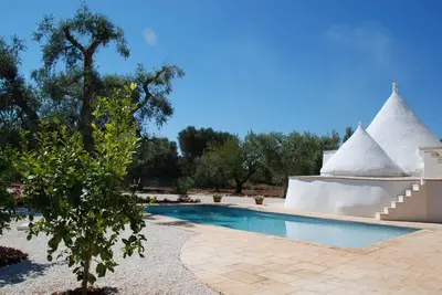 Pouilles, trullo restauré avec piscine privée dans le sud de l'Italie