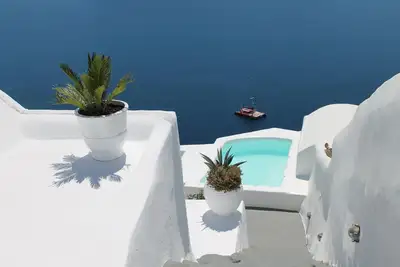 Image de Vues incroyables sur la caldeira! Coucher de soleil complet, privé, spacieux - au coeur d'Oia