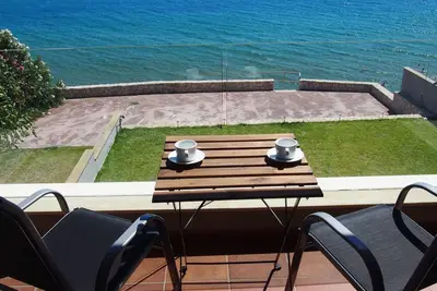 Image de Dip In The Blue 1-4 chambres avec vue sur la mer et un accès direct à la plage