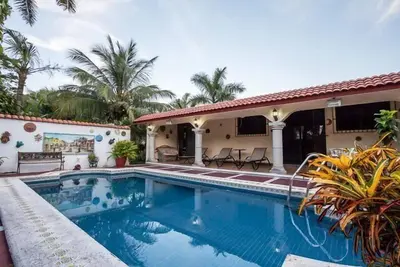 Image de Maison privée Walk-to-All, piscine, 4 blocs à l'océan