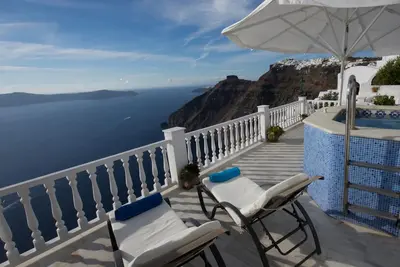 Image de Villa de luxe privée et isolée avec vue imprenable sur la mer \/ le volcan