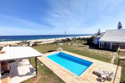 Image de maison en bord de mer avec piscine