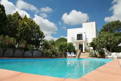 Image de Belle villa de style romain avec superbe piscine privée et jardin clos
