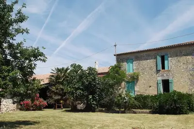 Image de Ferme de caractère avec grande piscine Situé au milieu de tournesols et des vignes