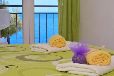 Image de Bilo 2 avec 2 chambres et 2 salles de bain, vue mer, à seulement 30 m de la plage
