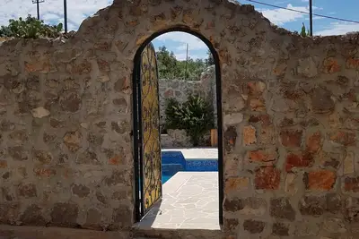 Maison en pierre avec tour et piscine