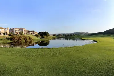 Maison de luxe située dans un domaine de golf exclusif.