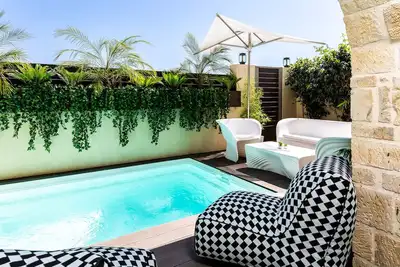 Image de Villa en bord de mer avec piscine chauffée, service en chambre et kiosques privés à la plage!