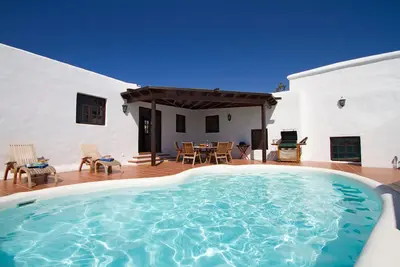 Image de Finca avec piscine privée et vue imprenable sur les collines et la mer