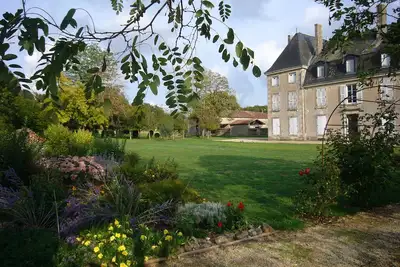 Image de Calme Gite à Château Motifs en Charente rural, avec piscine et accès au parc