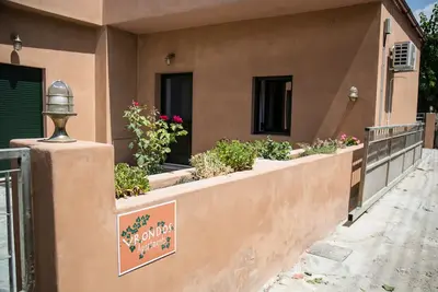 Image de Le Roberta Apartment est un appartement confortable dans un village traditionnel crétois.