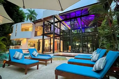 Image de Chef-d'œuvre architectural dans un cadre tropical près de la plage