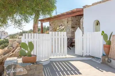 Image de Maison en pierre naturelle avec piscine privée et vue sur la mer