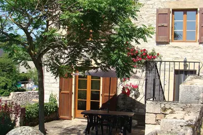 Image de Maison de vacances en pierres au coeur du village de Bertholène