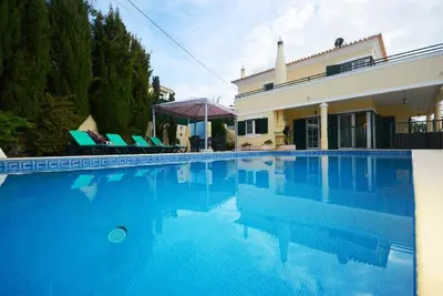 Villa de luxe adaptée aux enfants avec grande piscine privée, quartier calme