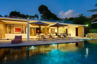 Image de Villa de luxe de 4 chambres avec grand jardin et piscine à débordement