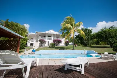 Maison créole avec piscine privée et grand jardin