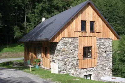 Image de Charmant ancien moulin à eau en pierre dans les Alpes françaises avec vue panoramique