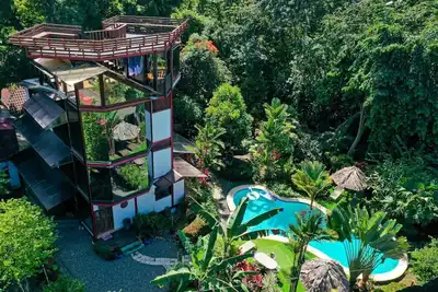 Image de Unique vitrée de la propriété, l'océan et vue sur la montagne, piscine.