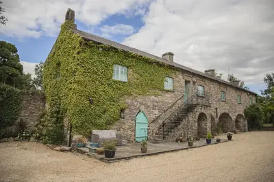 Moulin du 18ème siècle dans une cour