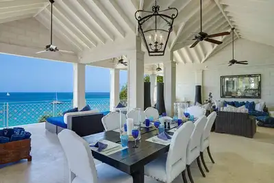 Appartement de luxe de 4 chambres en bord de mer avec piscine jacuzzi extérieur chauffée.