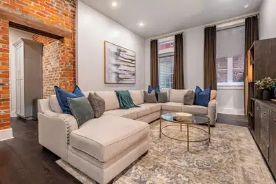 Image de Nouveau Condo Confortable et Confortable - Situé à Deux Rues du Quartier Français