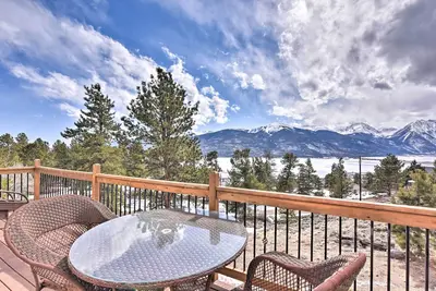 Image de Magnifique Twin Lakes Home w / Deck surplombant les montagnes!