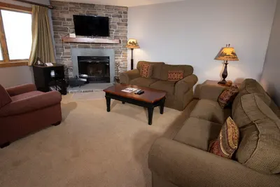 Image de Condo de charme + rustique avec accès skis aux pieds | Piscines, bains à remous à proximité!