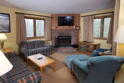 Image de Condo skis aux pieds avec accès aux piscines, sauna, bains à remous à proximité!