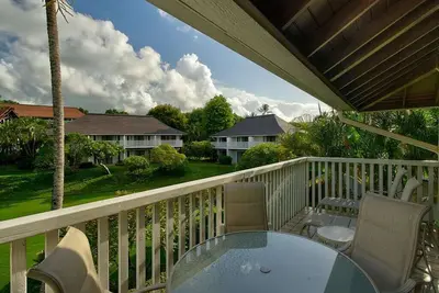 Image de Embrace Ease+Perks! Enjoy WiFi, Ceiling Fans, Flat Screen, Kitchen+Lanai–Kiahuna 2043