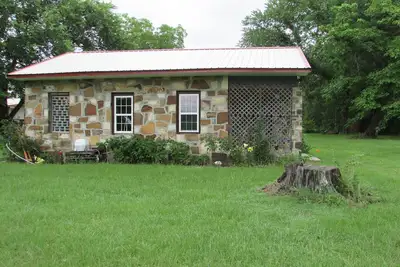 Image de Maison en pierre restaurée avec bain à remous et belle terrasse privée.