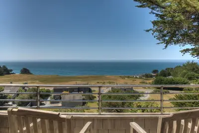 Image de Cette maison joliment aménagée offre une vue spectaculaire sur l'océan