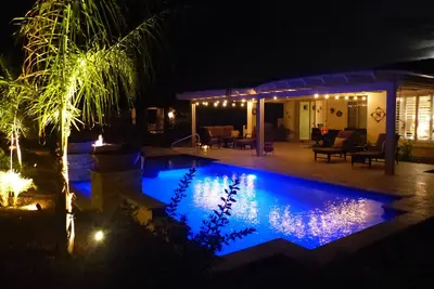 Image de Gated Community Home avec belle piscine privée