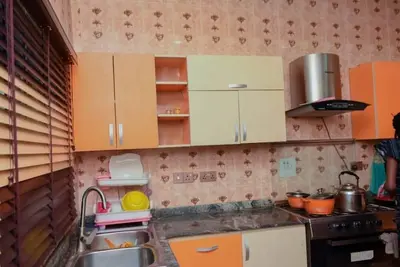 Image de Un duplex serein et meublé avec goût au coeur de la partie continentale de Lagos.