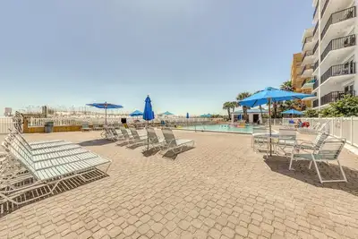 Image de Nouvelle Liste! Superbe condo sur le golfe avec une piscine et un accès à la plage communs