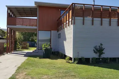 Image de Maison moderne avec vue fabuleuse et potager, le tout à proximité de la plage.