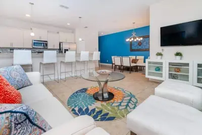 Image de Belle maison de ville avec piscine privée et vue sur l'eau, à 10 minutes de Disney