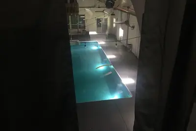Image de Cadre de campagne privé avec grande piscine intérieure