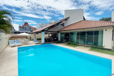 Grande maison avec 06 chambres, piscine, emplacement étrange, à côté de l'Open!