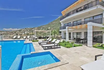 Image de Villa de 7 chambres, bel emplacement avec vue imprenable sur la mer et la montagne