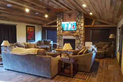 Image de Remodeled Lodge w / vues, la vie privée et salle de jeux
